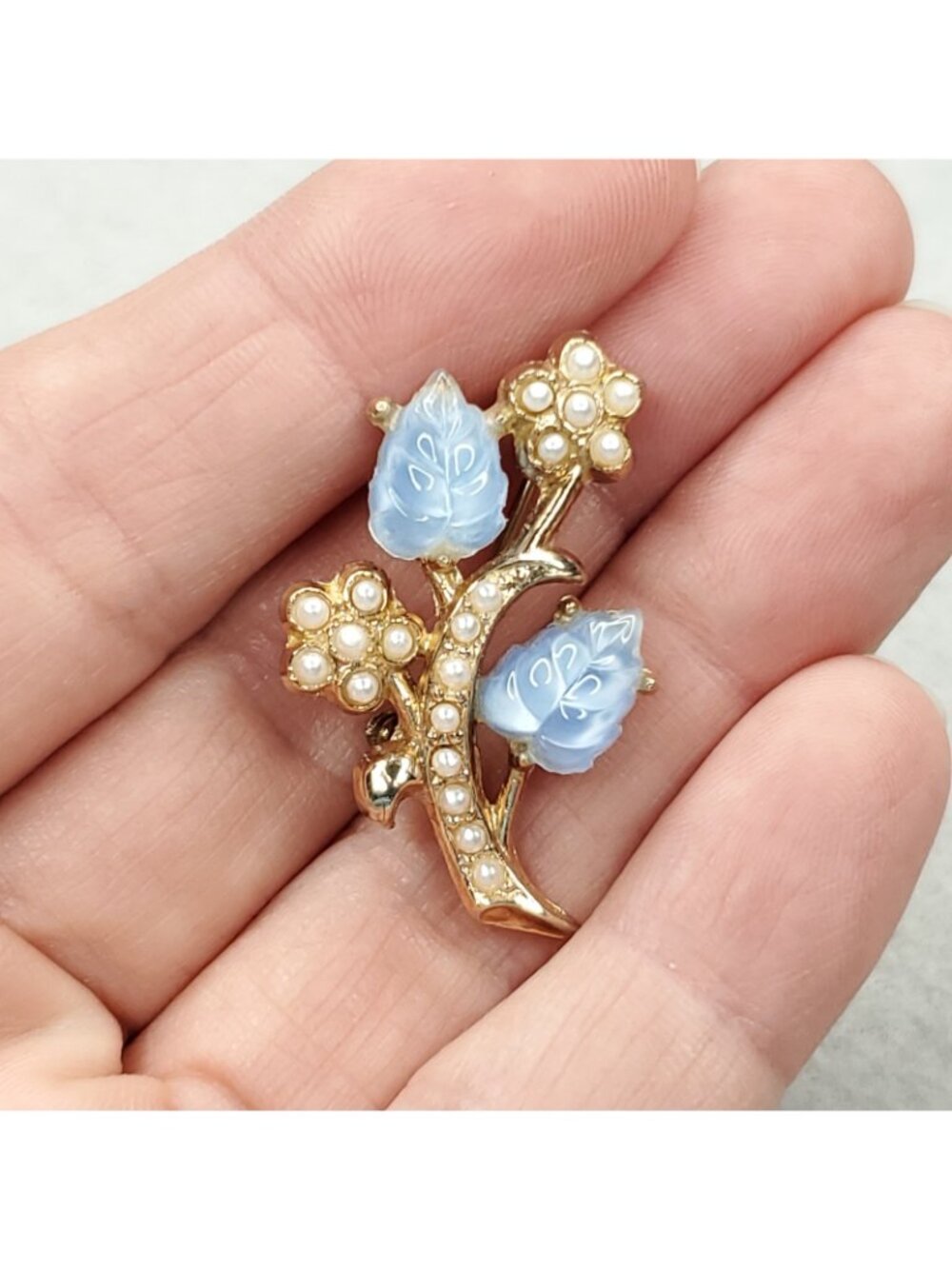 Vintage Flower Brooch Gold Tone Blue Molded Glass Faux Pearls 1.25" - Picture 3 of 6